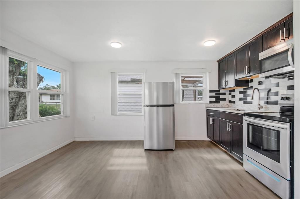 For Sale: $279,900 (3 beds, 3 baths, 1364 Square Feet)