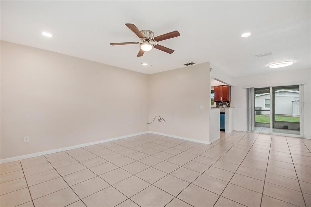 For Sale: $279,900 (3 beds, 3 baths, 1364 Square Feet)