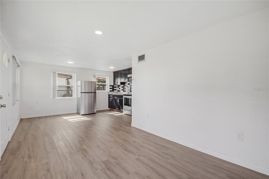 For Sale: $279,900 (3 beds, 3 baths, 1364 Square Feet)