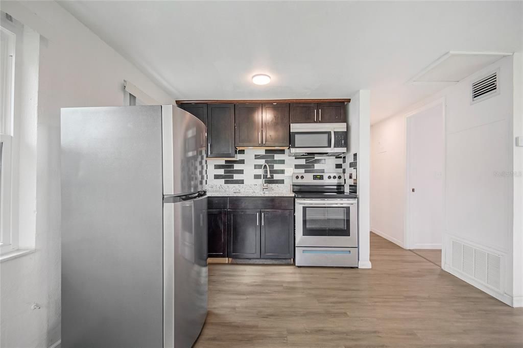 For Sale: $279,900 (3 beds, 3 baths, 1364 Square Feet)