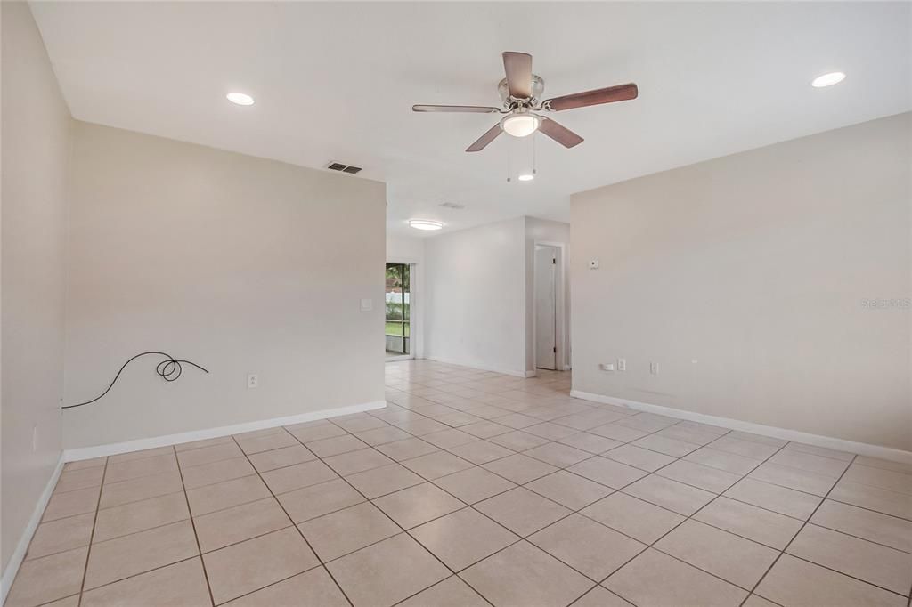 For Sale: $279,900 (3 beds, 3 baths, 1364 Square Feet)
