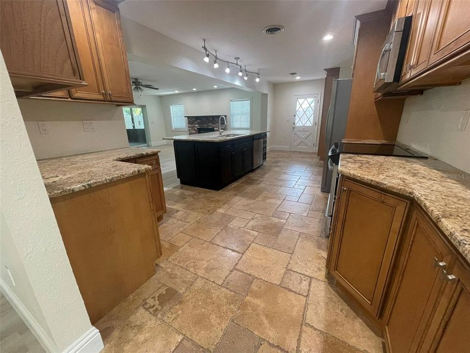 En Venta: $899,000 (4 camas, 2 baños, 2892 Pies cuadrados)