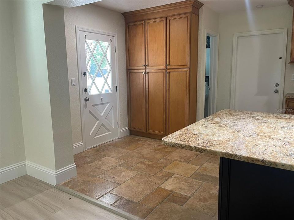 En Venta: $899,000 (4 camas, 2 baños, 2892 Pies cuadrados)