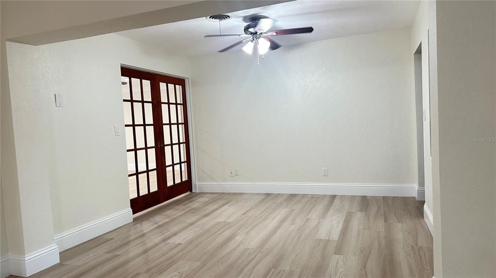 En Venta: $899,000 (4 camas, 2 baños, 2892 Pies cuadrados)