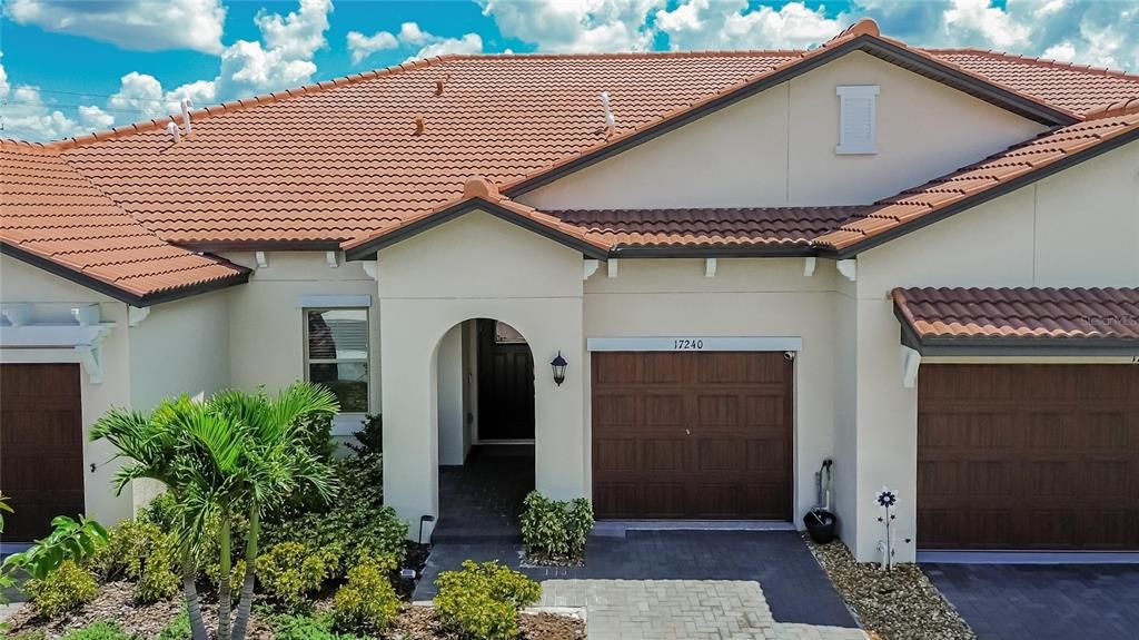 For Sale: $260,000 (2 beds, 2 baths, 1395 Square Feet)