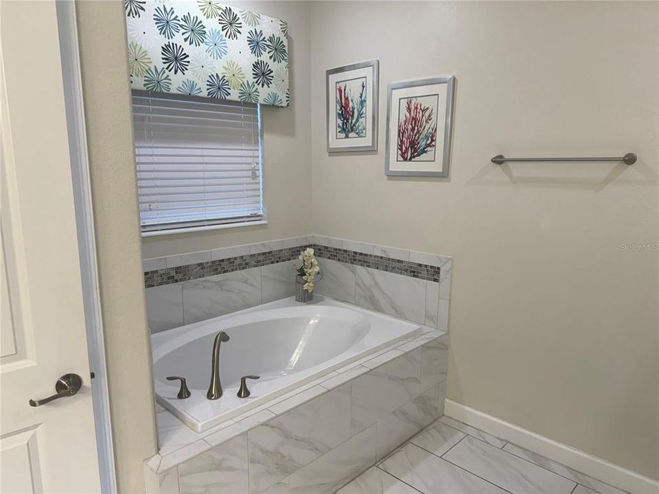 For Sale: $800,000 (8 beds, 5 baths, 3909 Square Feet)
