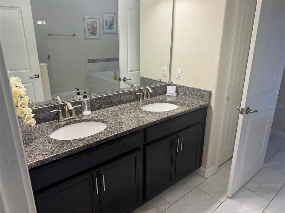 For Sale: $800,000 (8 beds, 5 baths, 3909 Square Feet)