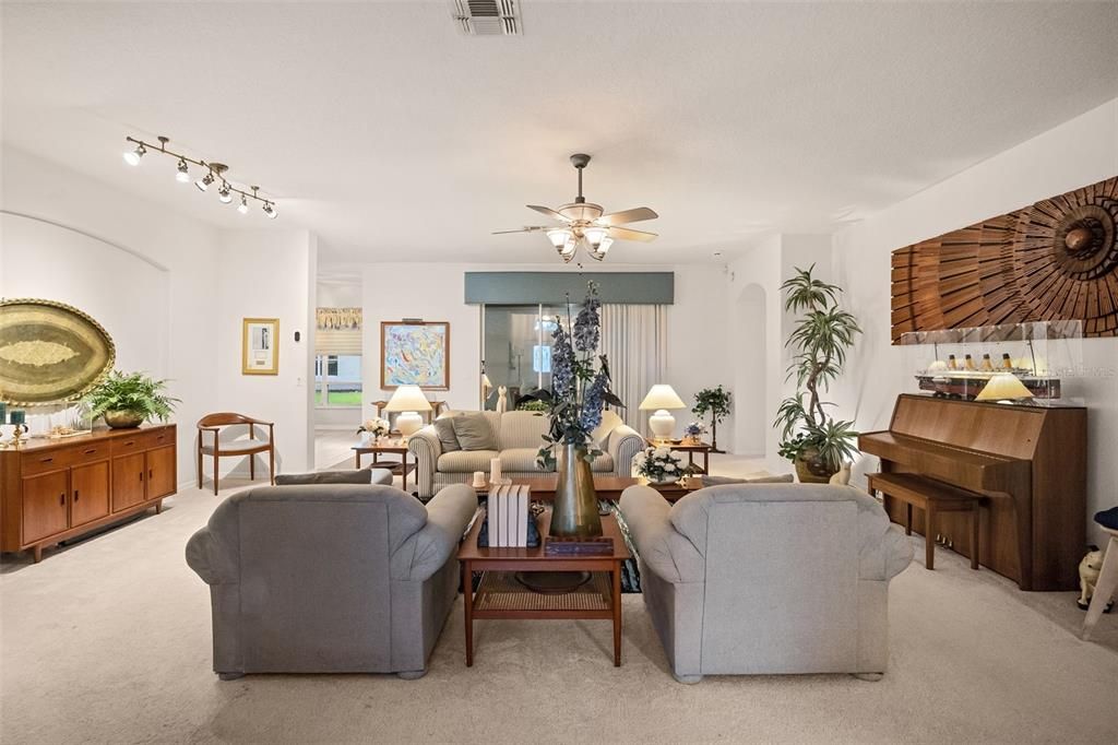 En Venta: $350,000 (2 camas, 2 baños, 2031 Pies cuadrados)