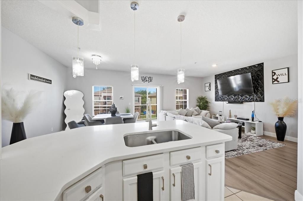 На продажу: $229,995 (2 спален, 2 ванн, 1273 Квадратных фут)