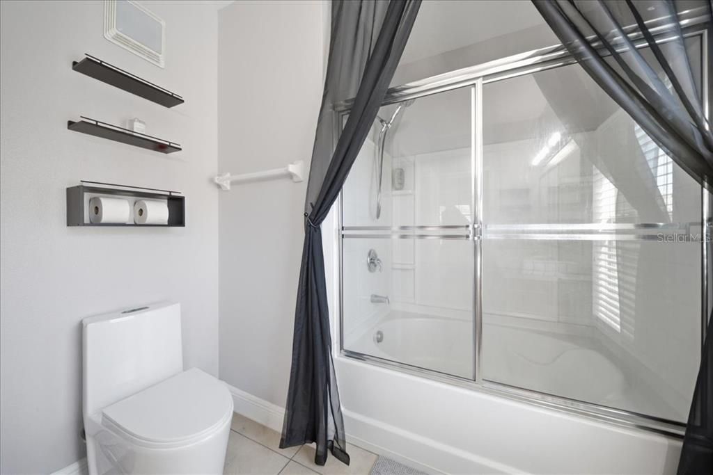 На продажу: $229,995 (2 спален, 2 ванн, 1273 Квадратных фут)