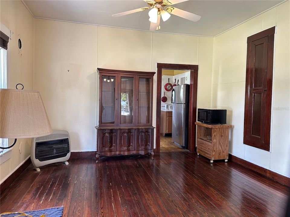 For Sale: $340,000 (3 beds, 1 baths, 1062 Square Feet)