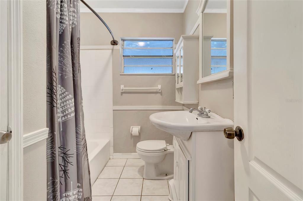 Active With Contract: $199,900 (3 beds, 1 baths, 1175 Square Feet)