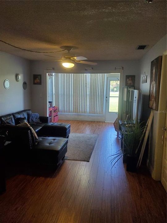 For Sale: $120,000 (2 beds, 1 baths, 874 Square Feet)