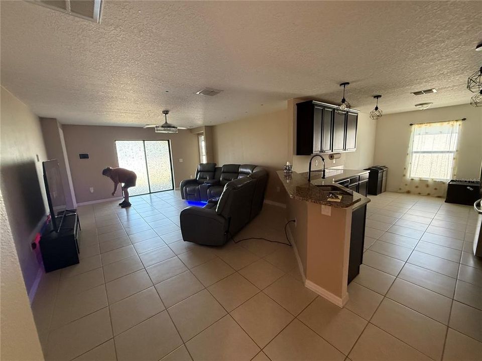 For Rent: $2,100 (3 beds, 2 baths, 1550 Square Feet)