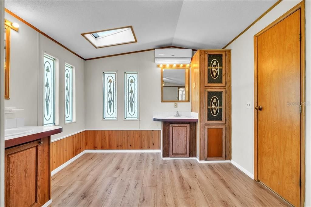 For Sale: $100,000 (3 beds, 2 baths, 924 Square Feet)