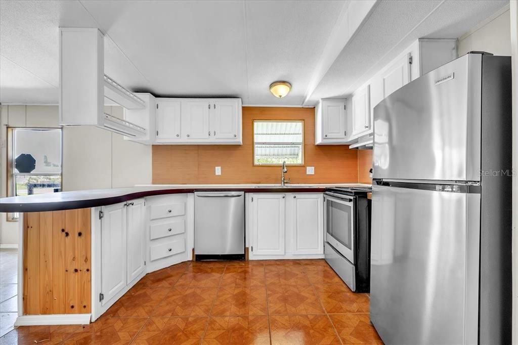 For Sale: $100,000 (3 beds, 2 baths, 924 Square Feet)