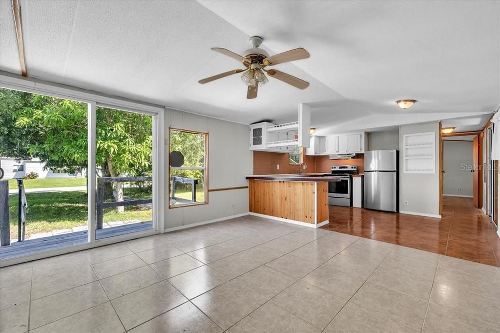For Sale: $100,000 (3 beds, 2 baths, 924 Square Feet)