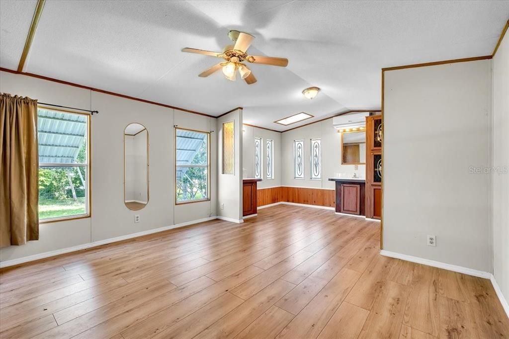 For Sale: $100,000 (3 beds, 2 baths, 924 Square Feet)