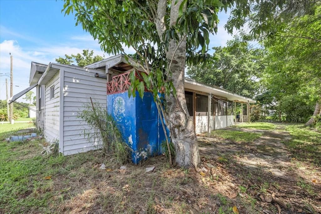 For Sale: $100,000 (3 beds, 2 baths, 924 Square Feet)