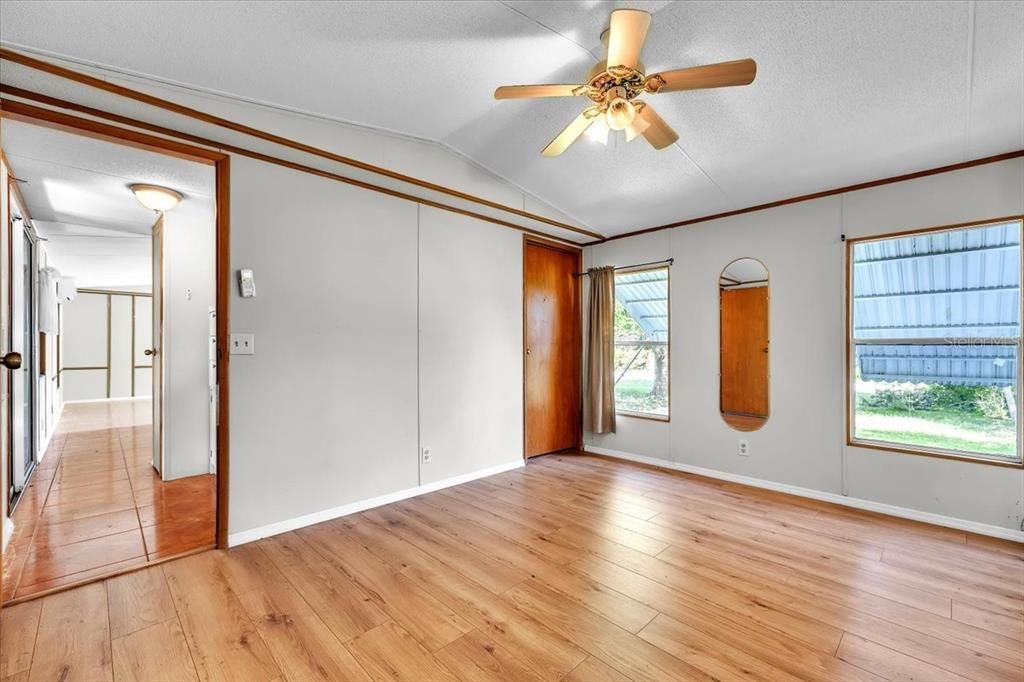 For Sale: $100,000 (3 beds, 2 baths, 924 Square Feet)