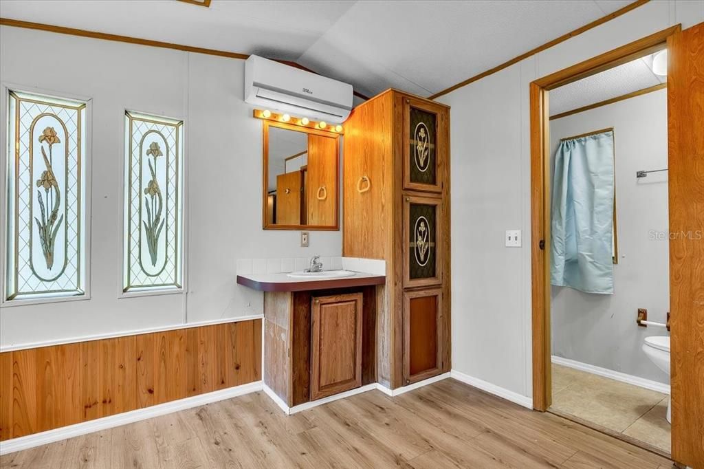 For Sale: $100,000 (3 beds, 2 baths, 924 Square Feet)