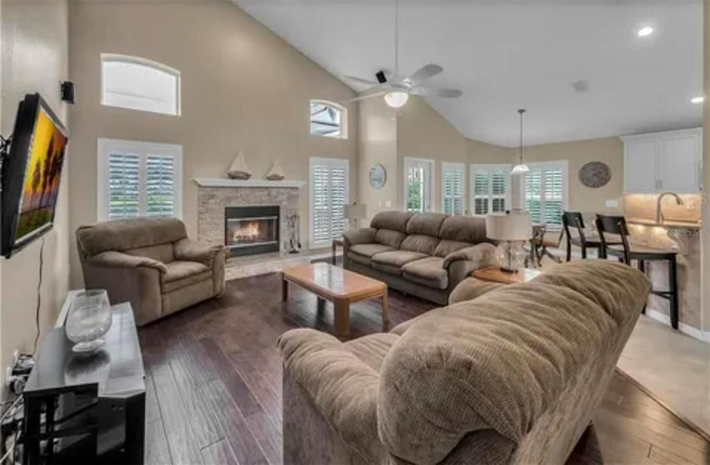 For Sale: $587,900 (4 beds, 2 baths, 2107 Square Feet)