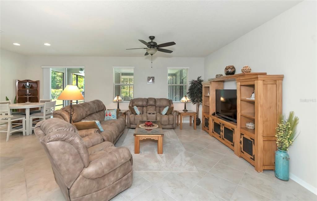 For Sale: $365,000 (4 beds, 2 baths, 1843 Square Feet)