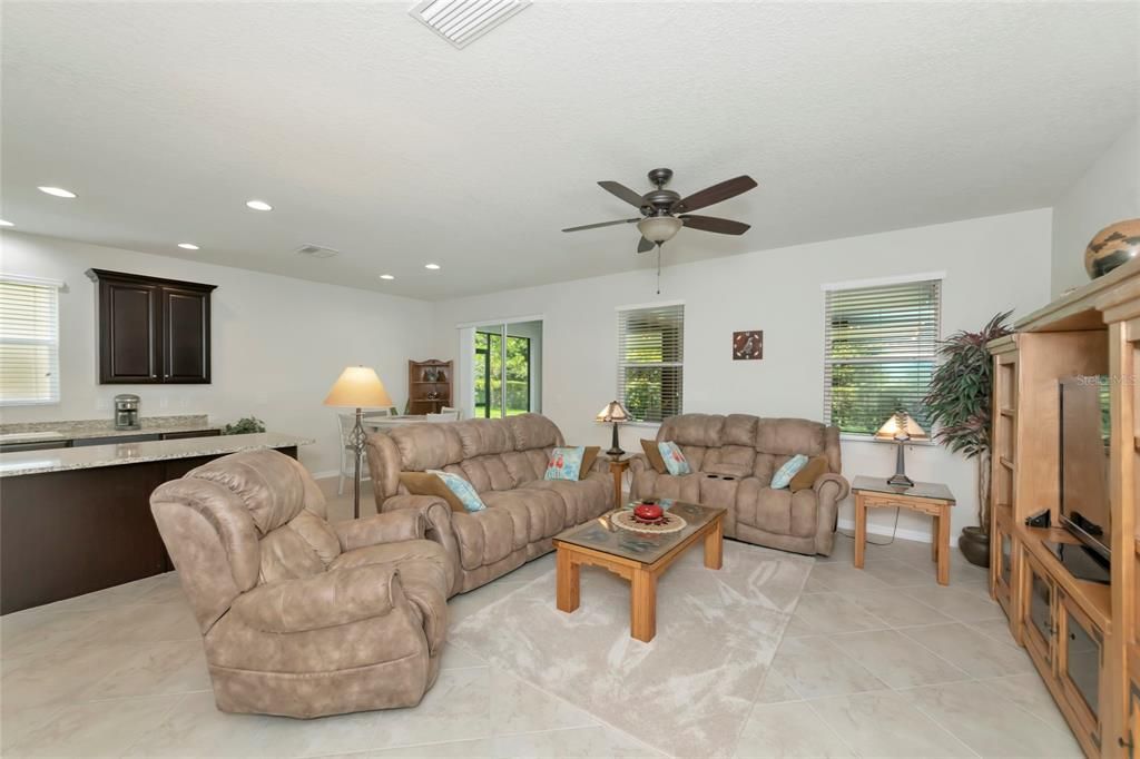 For Sale: $365,000 (4 beds, 2 baths, 1843 Square Feet)