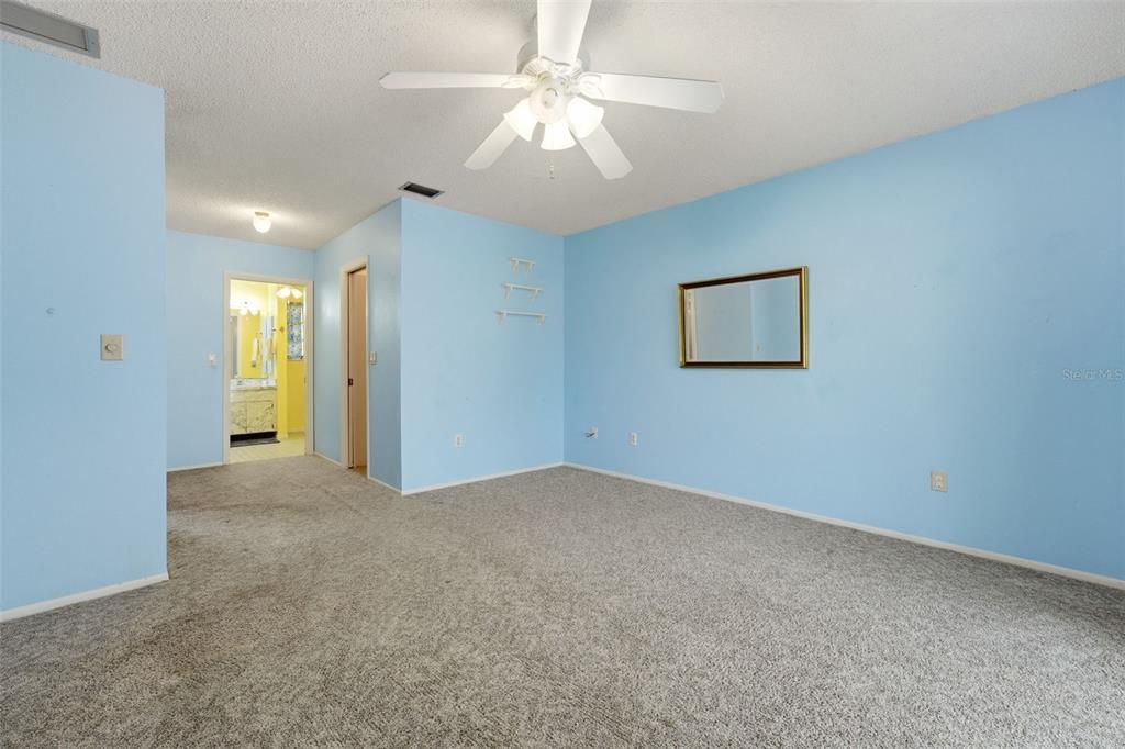 For Sale: $198,800 (2 beds, 2 baths, 1300 Square Feet)