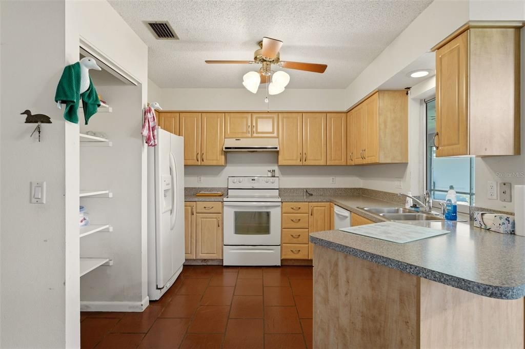 For Sale: $198,800 (2 beds, 2 baths, 1300 Square Feet)