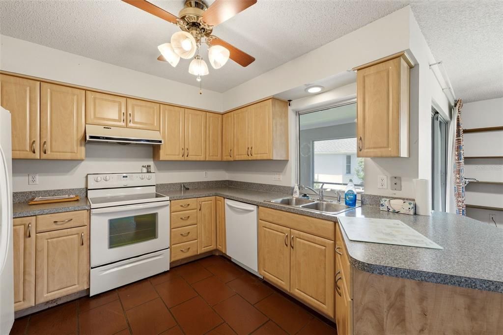 For Sale: $198,800 (2 beds, 2 baths, 1300 Square Feet)