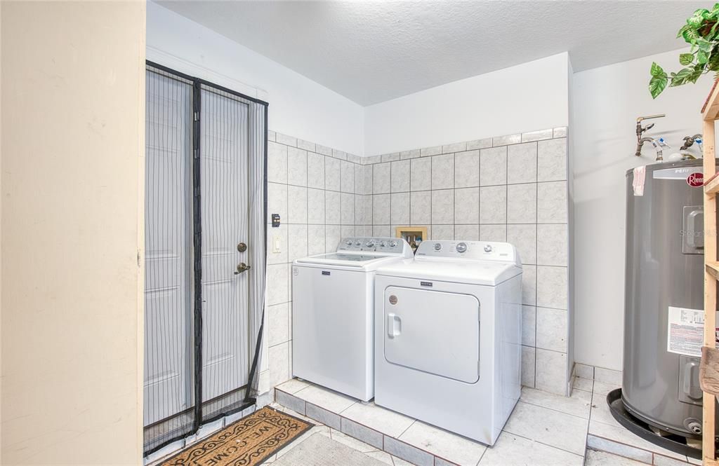For Sale: $550,000 (3 beds, 2 baths, 2028 Square Feet)