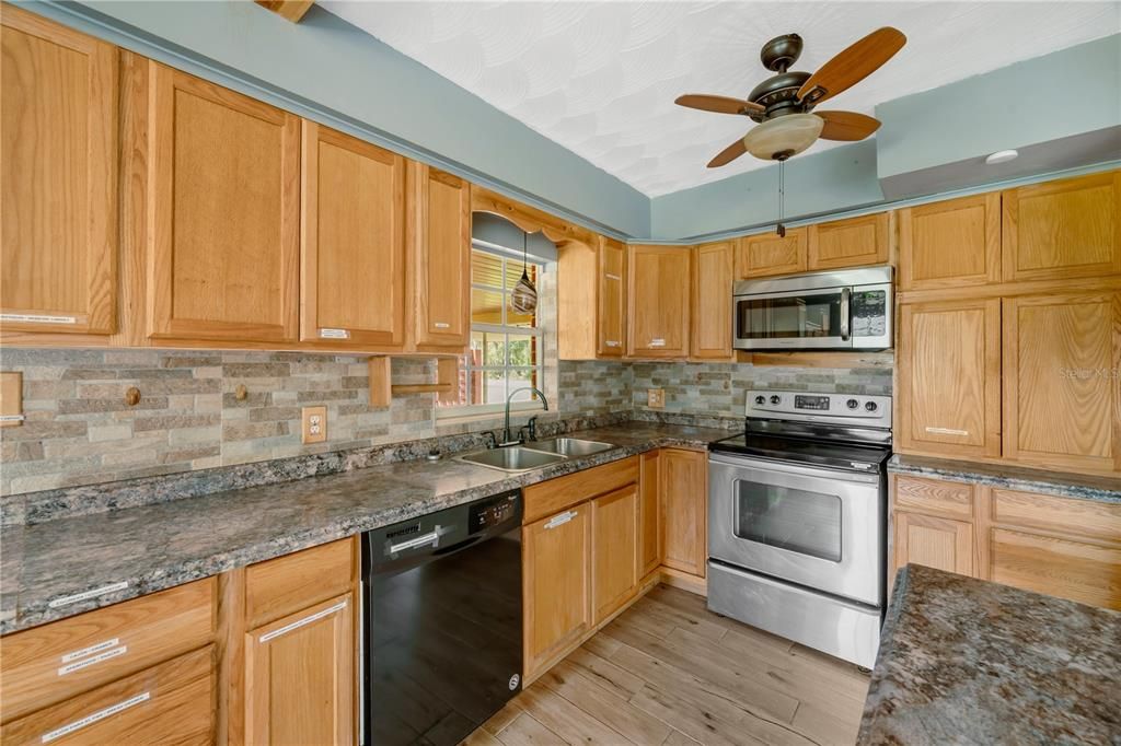 For Sale: $299,900 (3 beds, 1 baths, 1560 Square Feet)