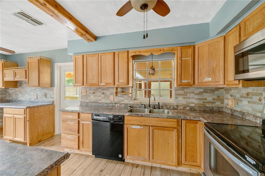 For Sale: $299,900 (3 beds, 1 baths, 1560 Square Feet)
