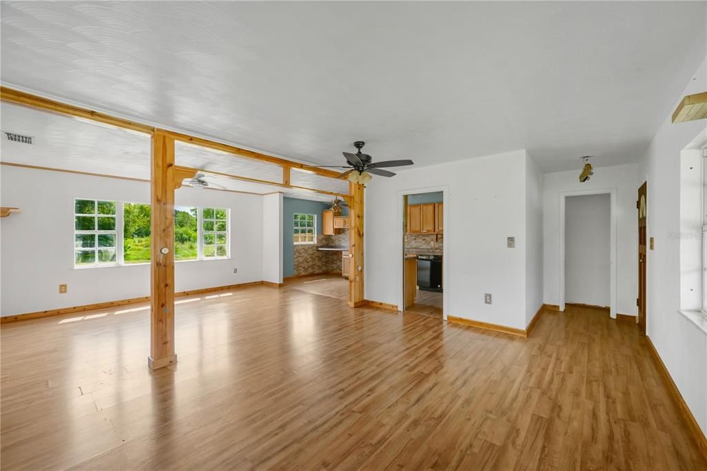 For Sale: $299,900 (3 beds, 1 baths, 1560 Square Feet)