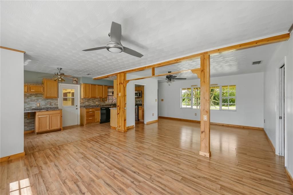 For Sale: $299,900 (3 beds, 1 baths, 1560 Square Feet)