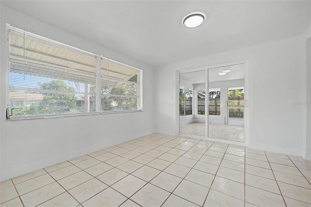 На продажу: $195,000 (2 спален, 1 ванн, 1068 Квадратных фут)