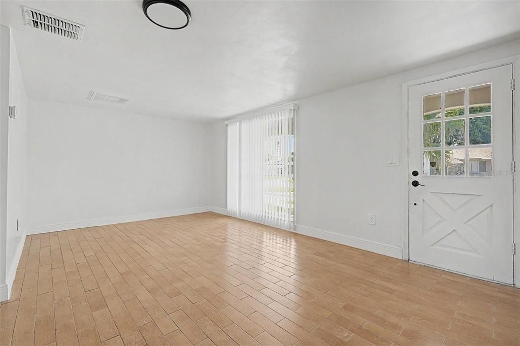 На продажу: $195,000 (2 спален, 1 ванн, 1068 Квадратных фут)