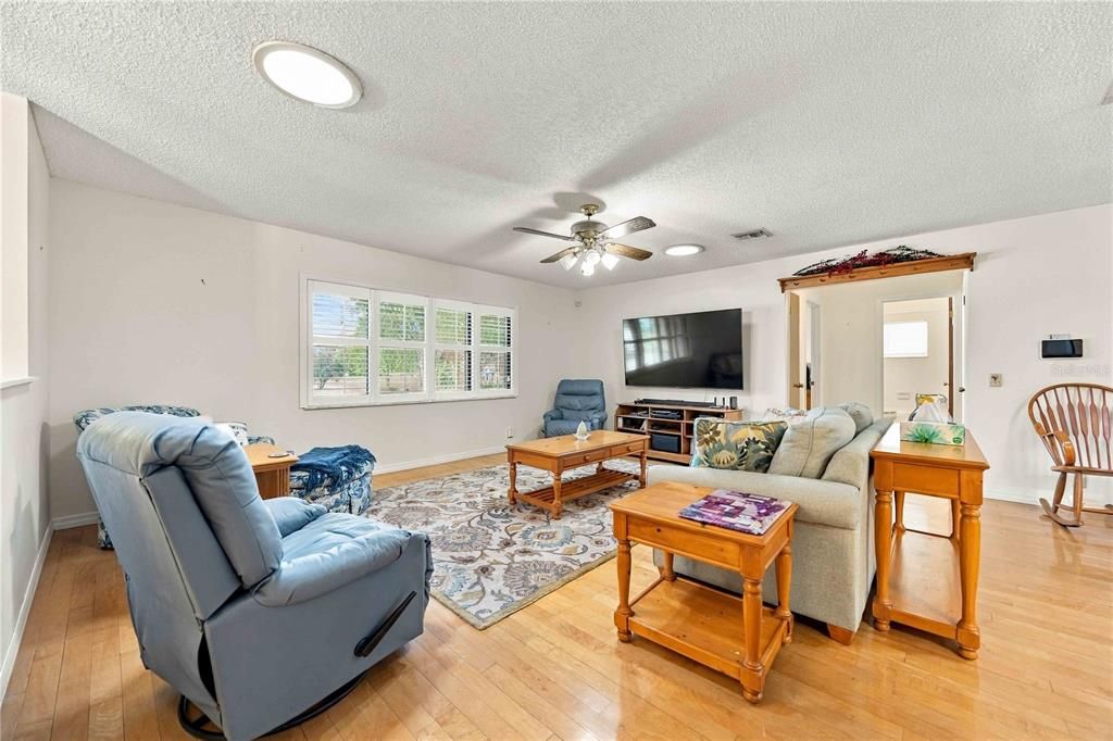 For Sale: $347,500 (3 beds, 2 baths, 1800 Square Feet)