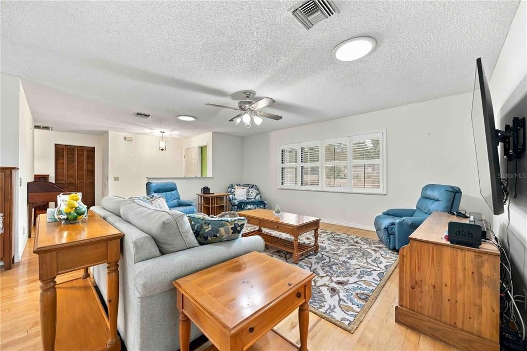 For Sale: $347,500 (3 beds, 2 baths, 1800 Square Feet)