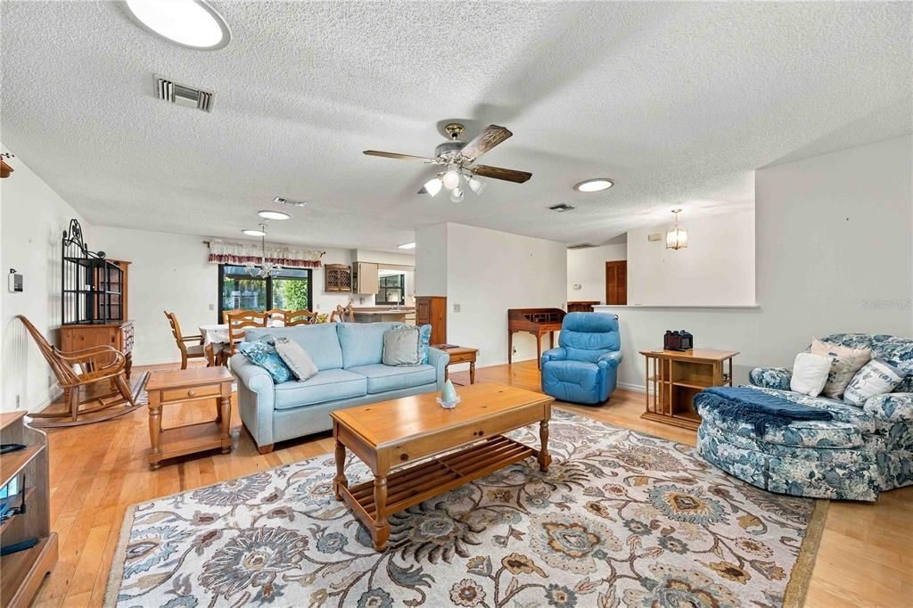 For Sale: $347,500 (3 beds, 2 baths, 1800 Square Feet)