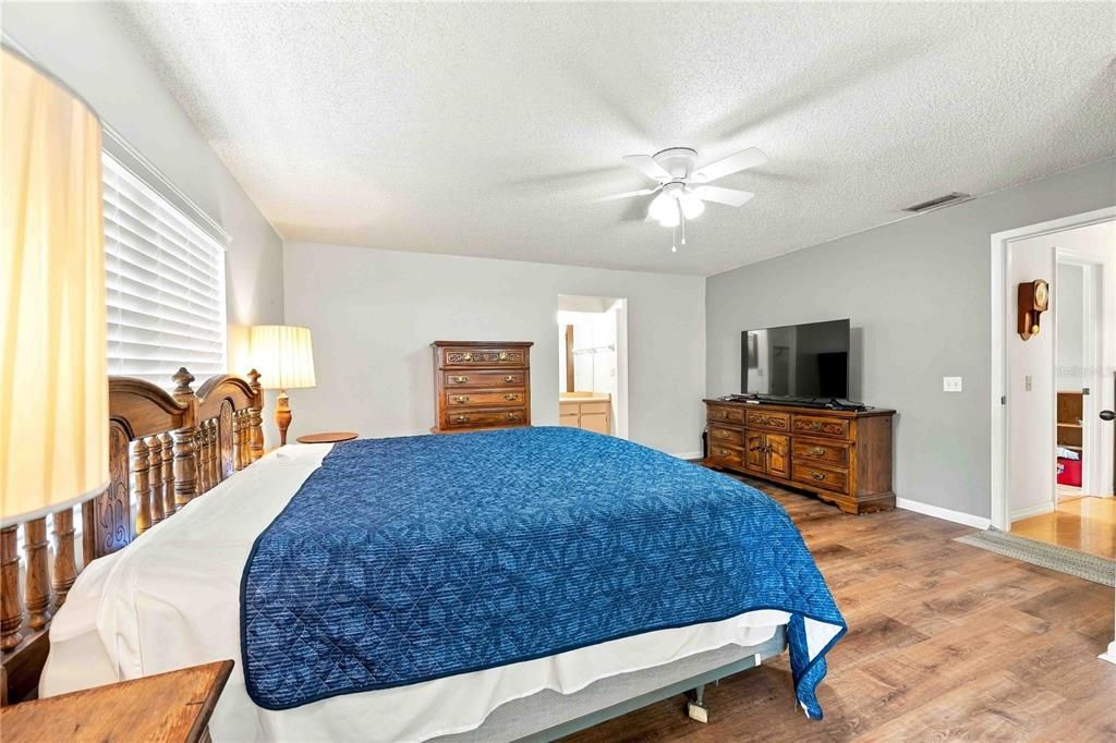 For Sale: $347,500 (3 beds, 2 baths, 1800 Square Feet)