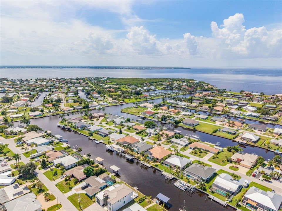 En Venta: $699,000 (3 camas, 2 baños, 2215 Pies cuadrados)