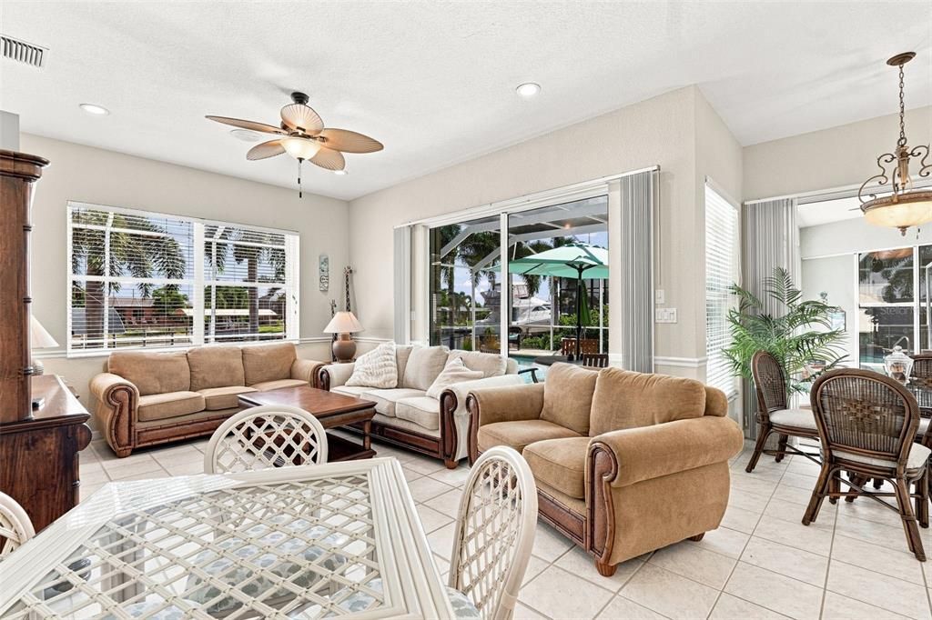 En Venta: $699,000 (3 camas, 2 baños, 2215 Pies cuadrados)
