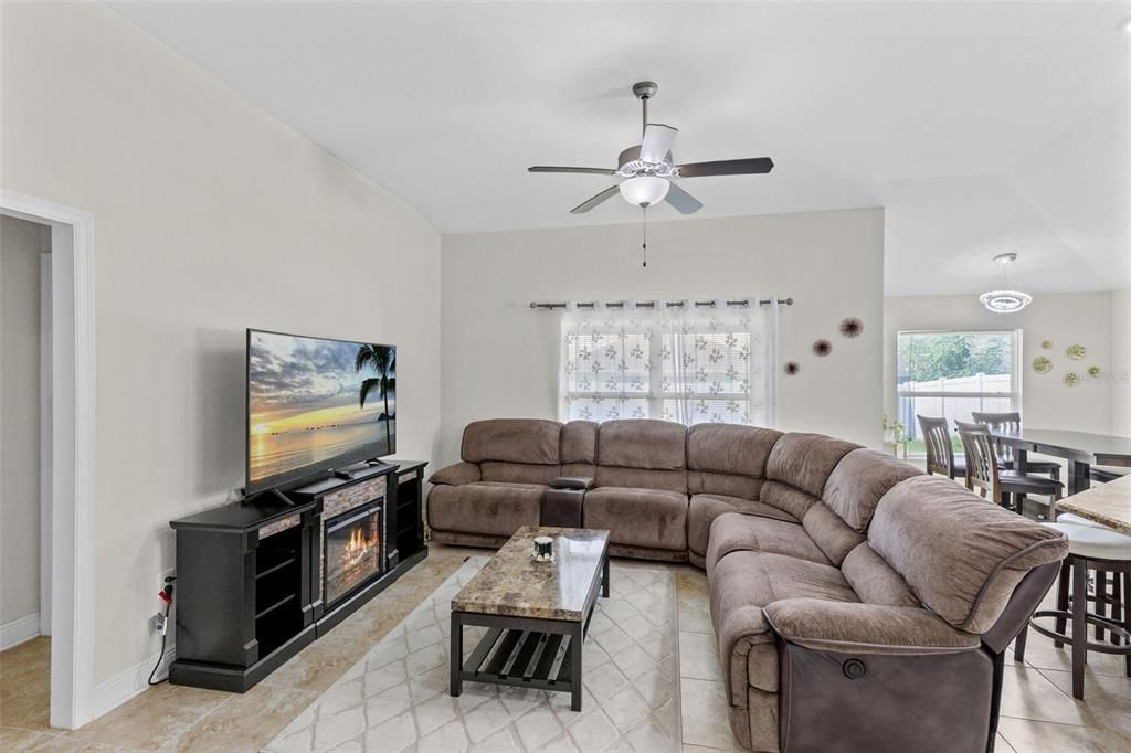 For Sale: $300,000 (3 beds, 2 baths, 1521 Square Feet)