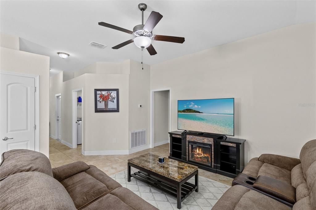 For Sale: $300,000 (3 beds, 2 baths, 1521 Square Feet)