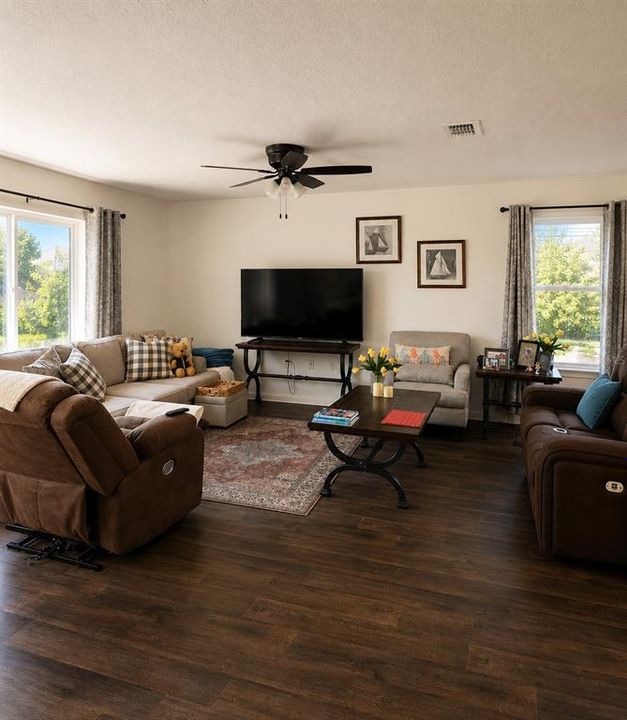 For Rent: $2,000 (4 beds, 2 baths, 1856 Square Feet)
