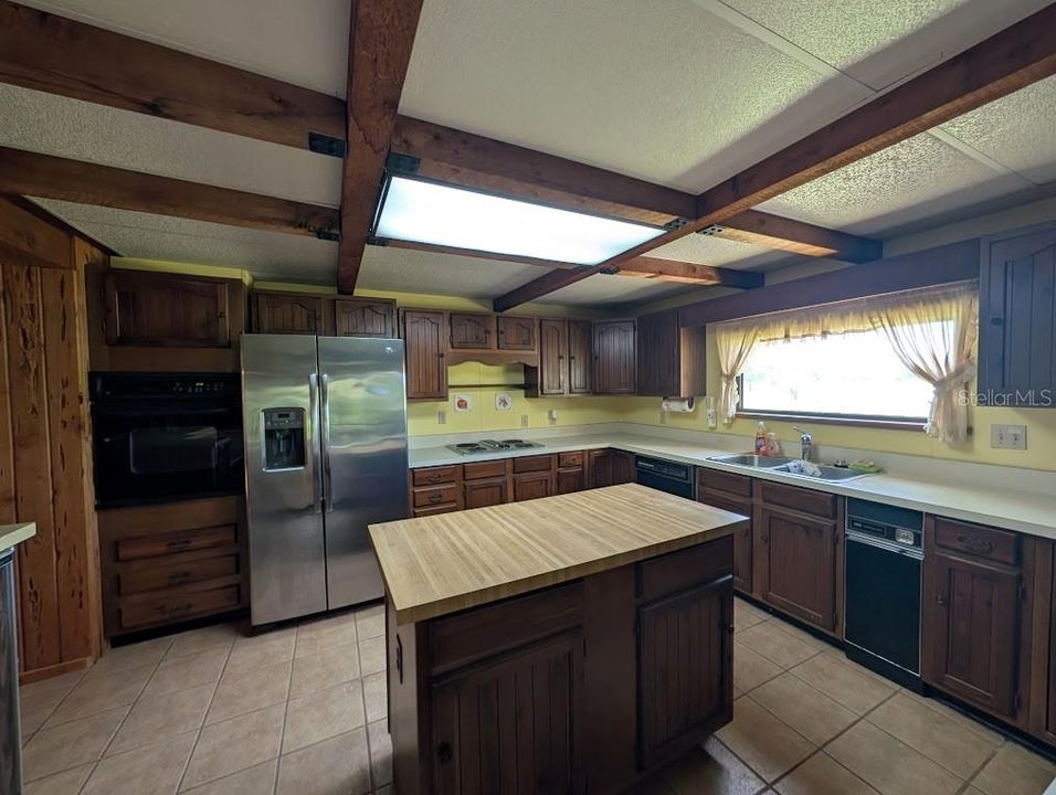 For Sale: $399,000 (2 beds, 2 baths, 1711 Square Feet)