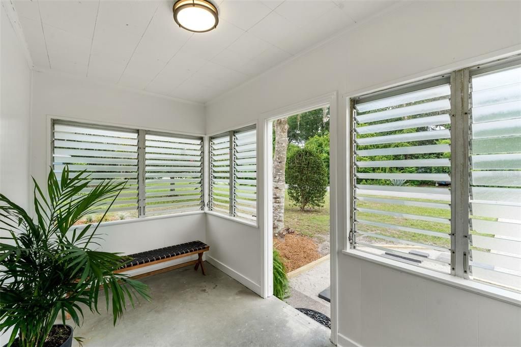 For Sale: $229,000 (2 beds, 1 baths, 871 Square Feet)