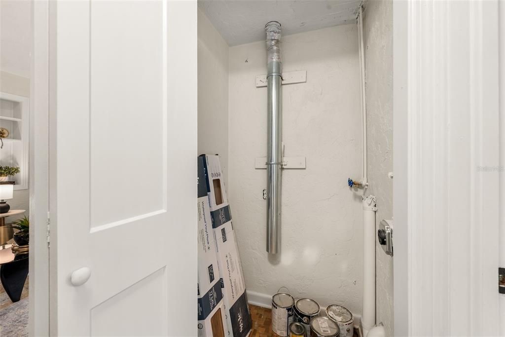 For Sale: $229,000 (2 beds, 1 baths, 871 Square Feet)